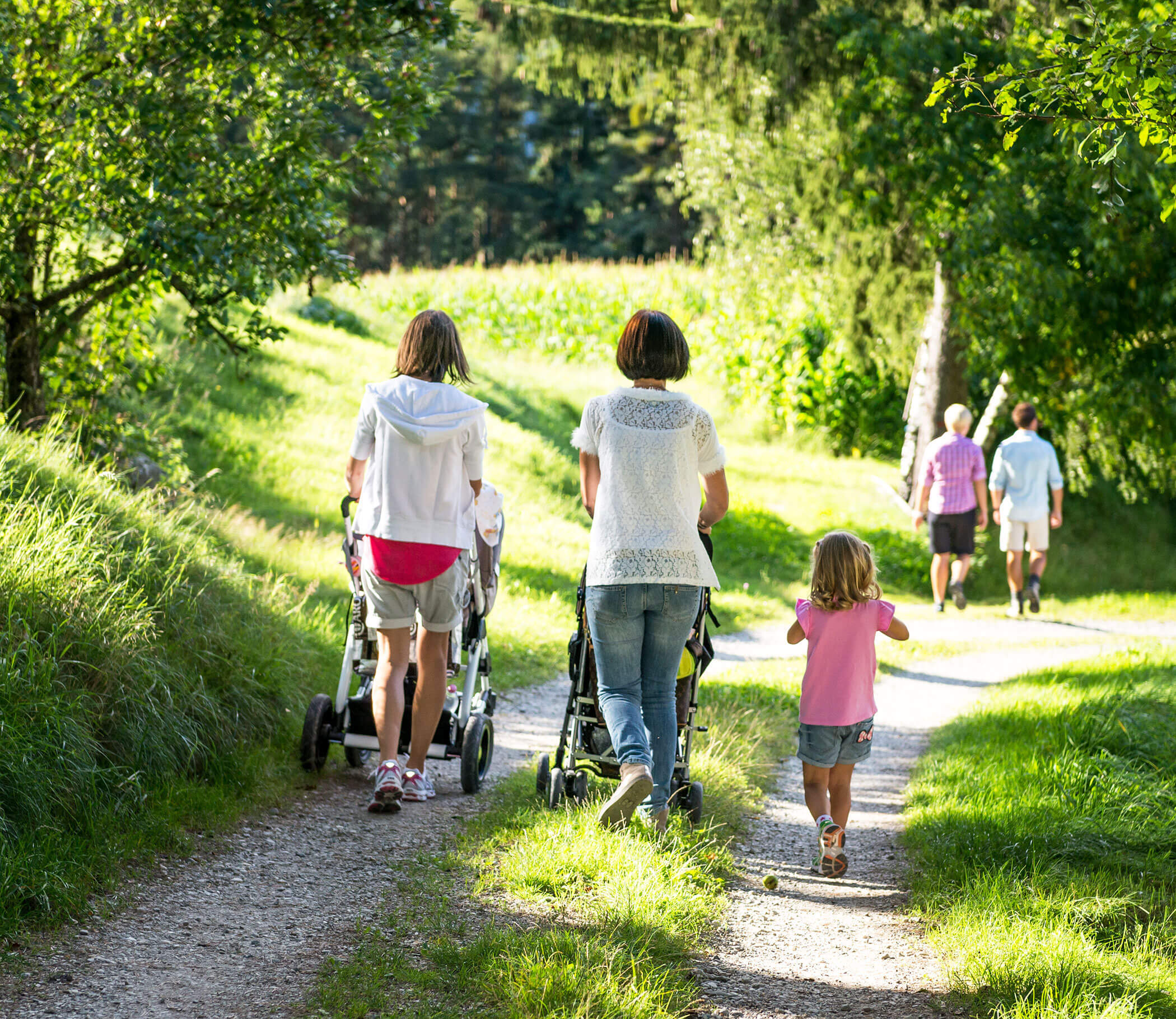 Familie beim Spazieren