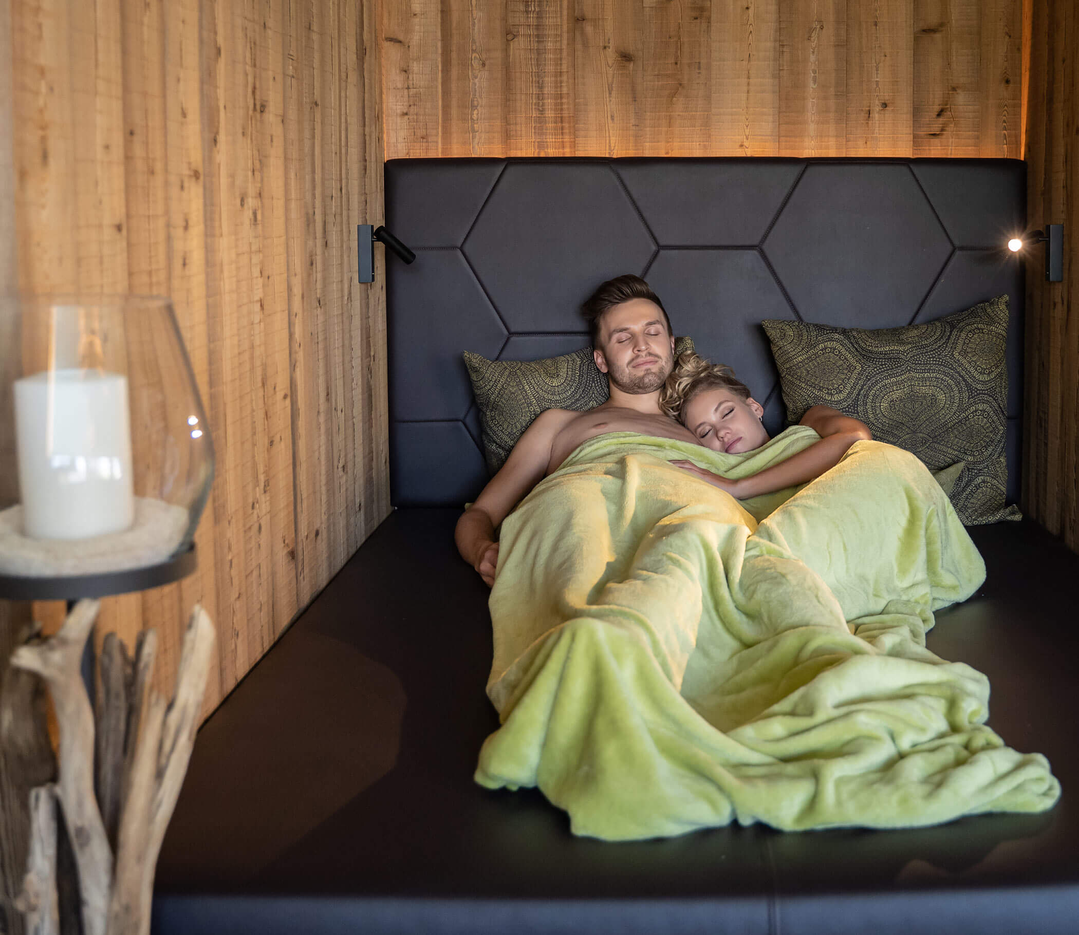 Paar beim Wellness - Ruheraum