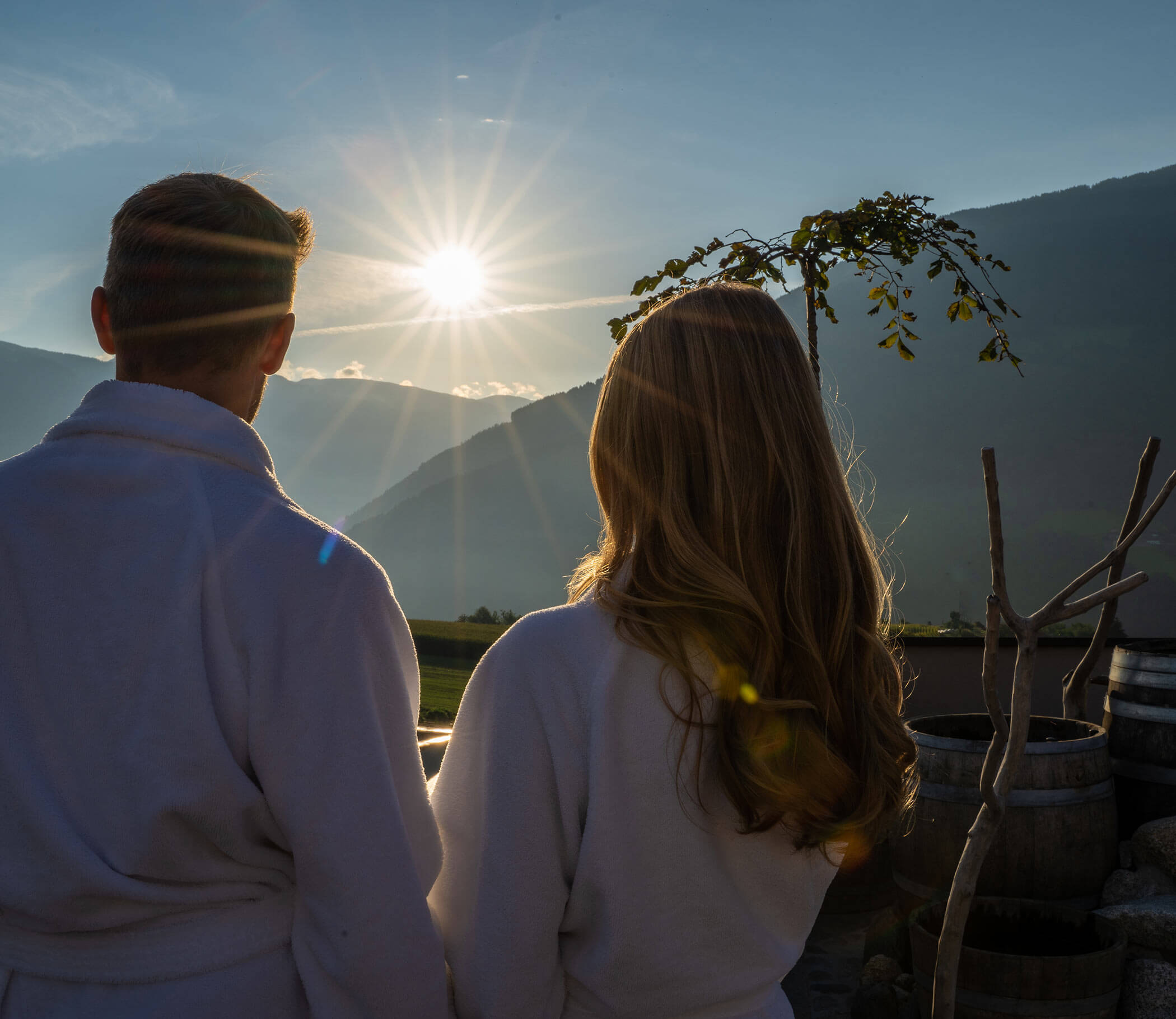 Paar genießt den Sonnenuntergang