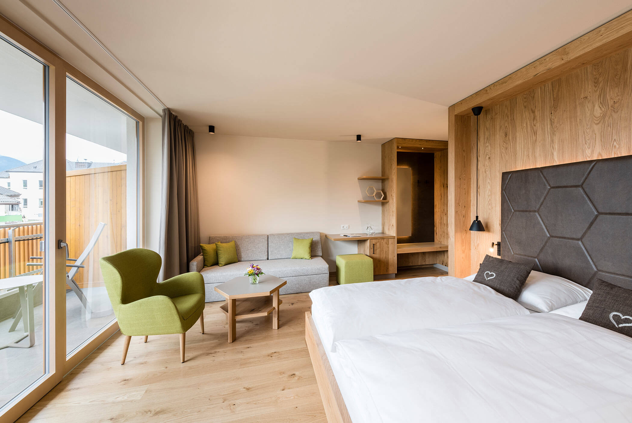 Deluxe Zimmer Doppelbett und Sofa